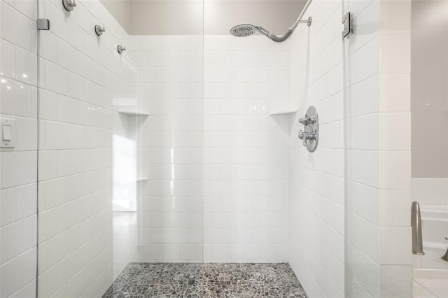 bathroom featuring a tile shower