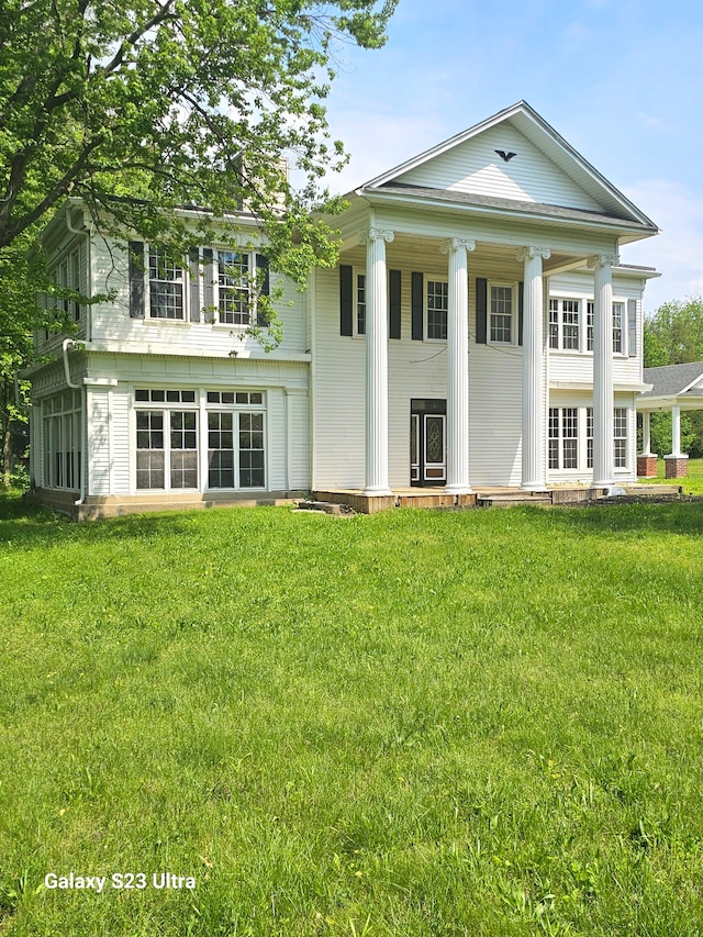 back of house featuring a yard