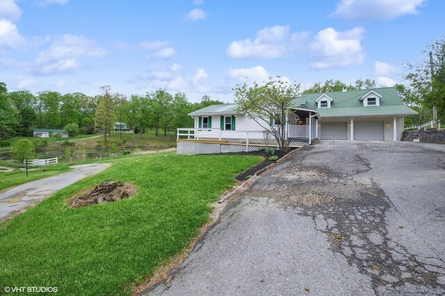 view of front facade featuring a front lawn and a garage