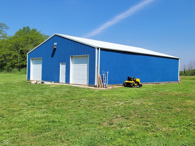 view of outdoor structure with a garage and a yard