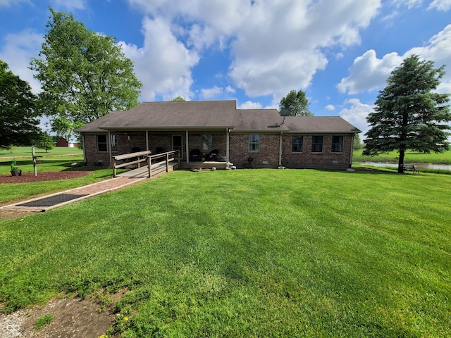 single story home with a front lawn