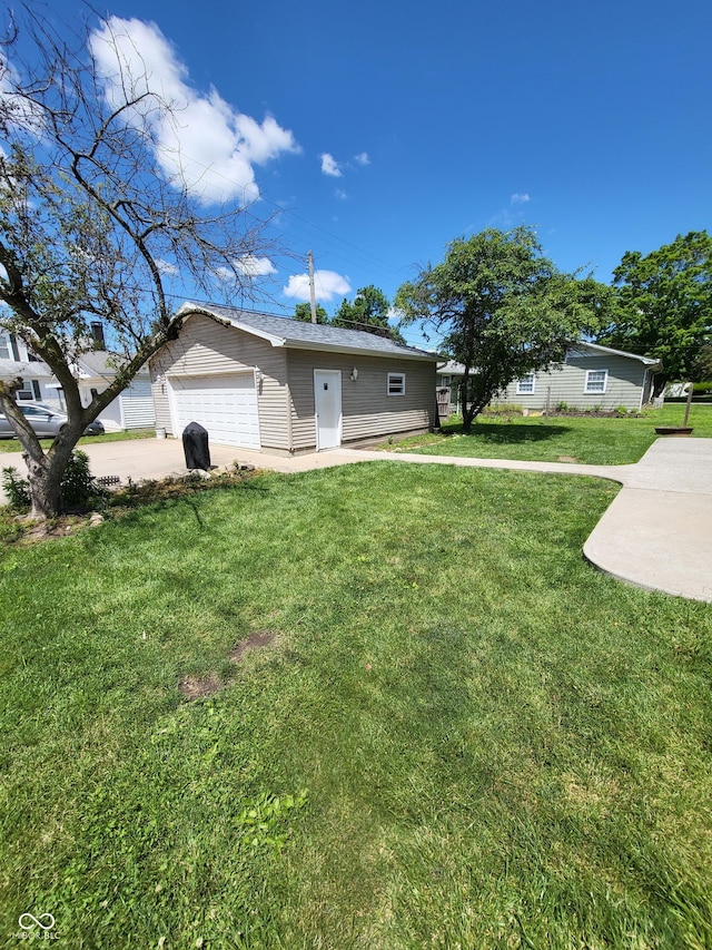 715 5th St, Covington, IN 47932 - rear view of property with driveway and a yard