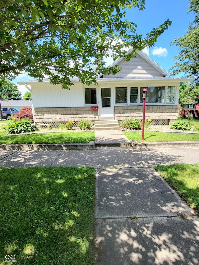 715 5th St, Covington, IN 47932 - view of front facade with a front lawn