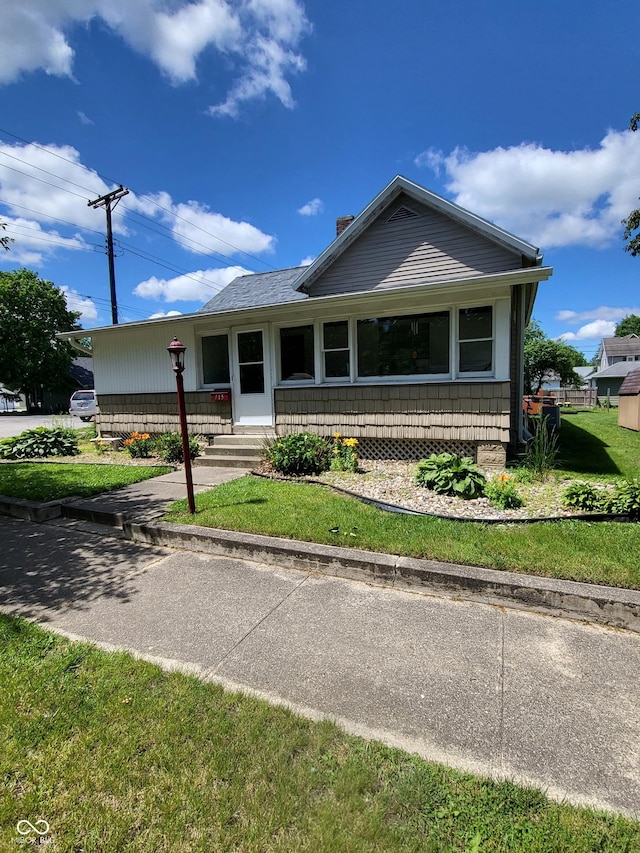 715 5th St, Covington, IN 47932 - view of front of property featuring a front yard