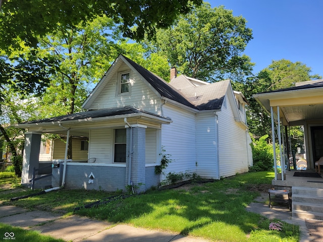 view of front of home with a front lawn