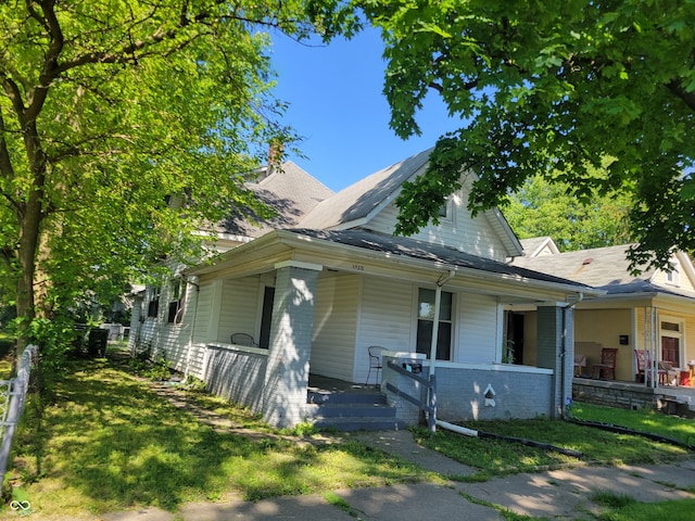 view of front of property with a front lawn