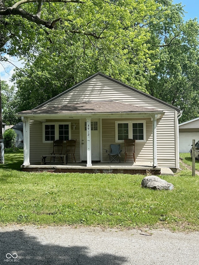 view of front facade with a front lawn and covered porch