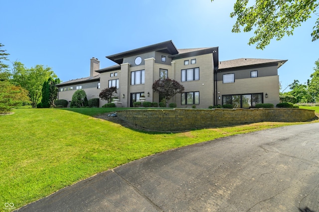 view of front facade featuring a front lawn