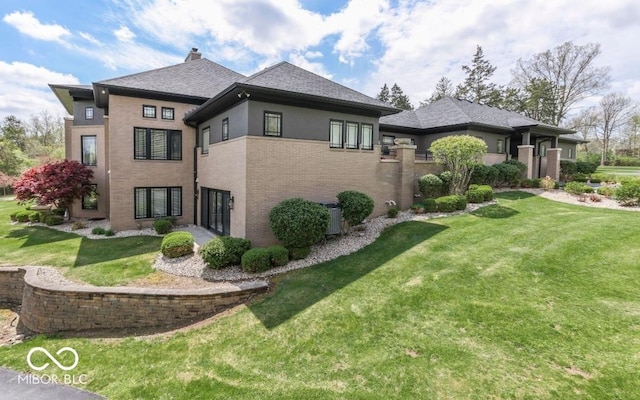 view of front of property with a front yard