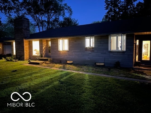 view of front of property featuring a lawn