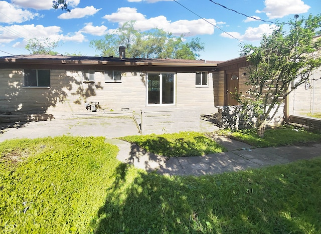 view of front of home featuring a patio area