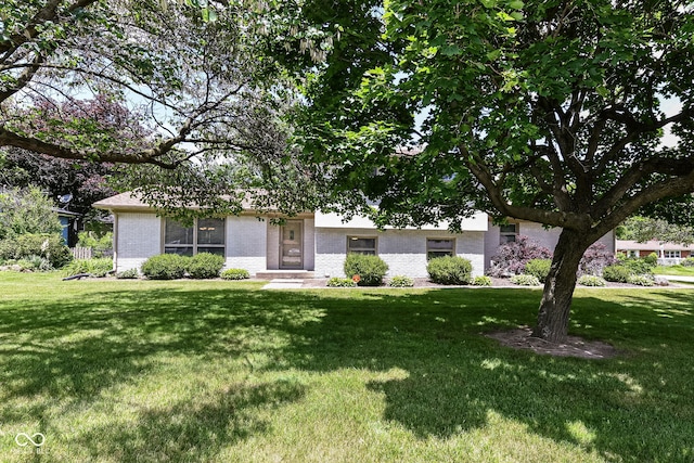 view of front facade featuring a front lawn