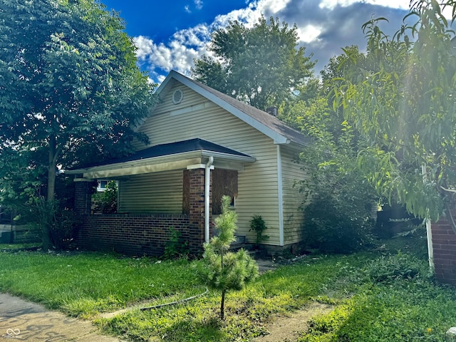 view of front of house featuring a front lawn and brick siding