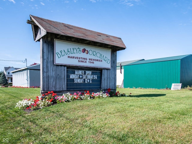 community sign featuring a yard