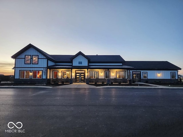 view of modern farmhouse style home