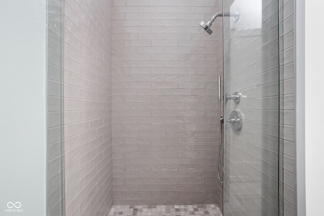 bathroom featuring a tile shower