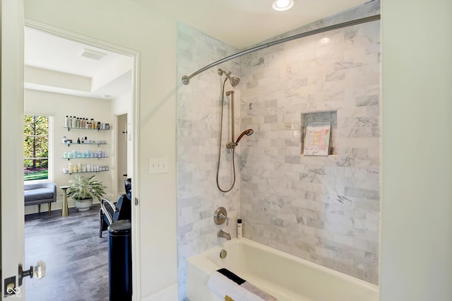 bathroom featuring tiled shower / bath