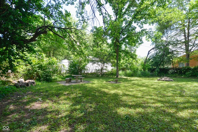 view of yard featuring a fire pit