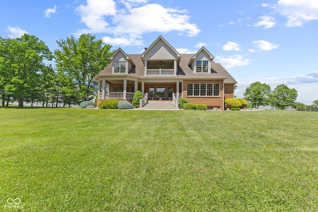 view of front facade featuring ceiling fan, a front lawn, and a porch