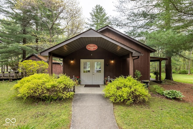 property entrance featuring a yard