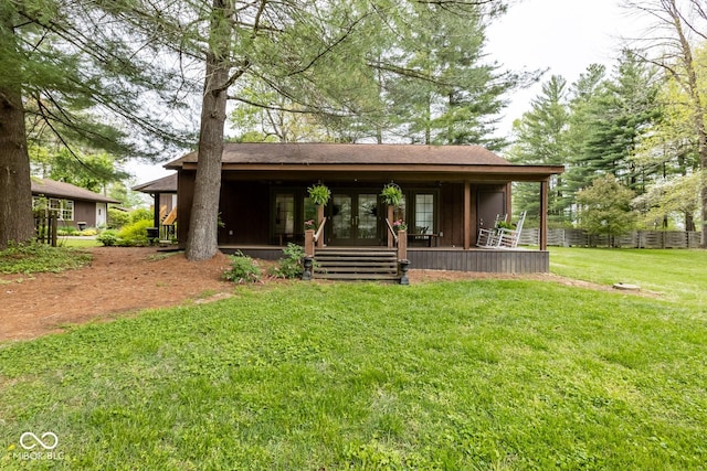 view of front facade featuring a porch and a front lawn