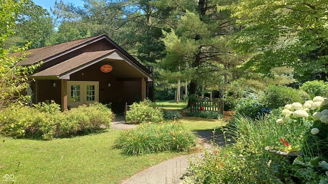 view of front facade featuring a front lawn