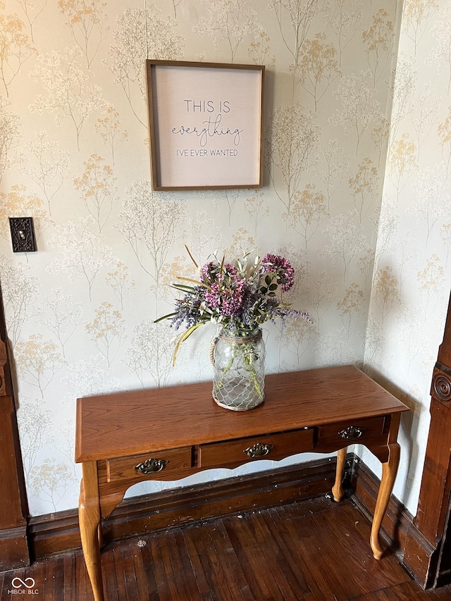 room details featuring hardwood / wood-style flooring