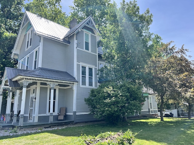 view of front of home featuring covered porch and a front yard