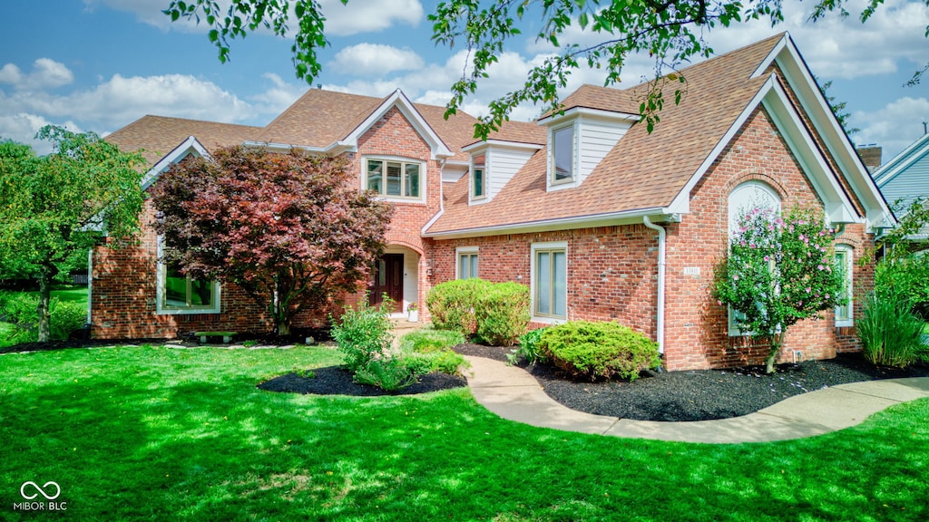 view of front of house with a front lawn