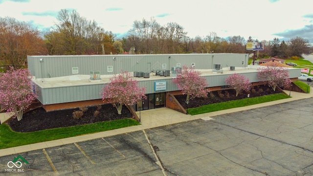 2976 N Scatterfield Rd, Anderson, IN 46012 - view of property featuring uncovered parking