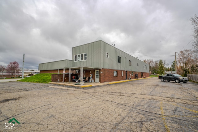 2976 N Scatterfield Rd, Anderson, IN 46012 - view of property with uncovered parking