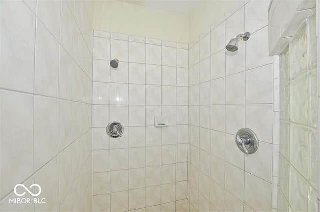 bathroom featuring tiled shower