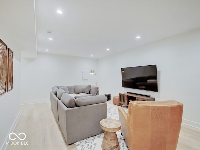 living area featuring light wood-style flooring, baseboards, and recessed lighting