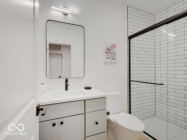 full bath featuring toilet, visible vents, a tile shower, and vanity