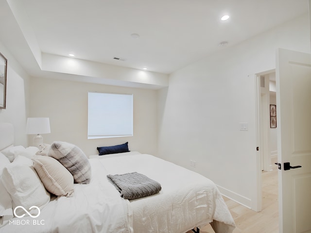 bedroom featuring baseboards, light wood-style flooring, visible vents, and recessed lighting