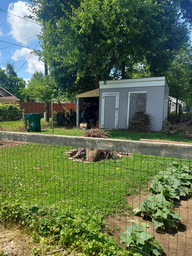 view of yard featuring a storage unit