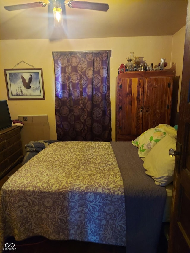 bedroom featuring ceiling fan