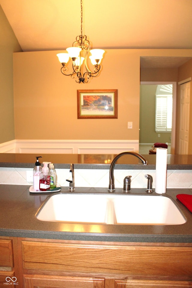 bathroom featuring an inviting chandelier and sink