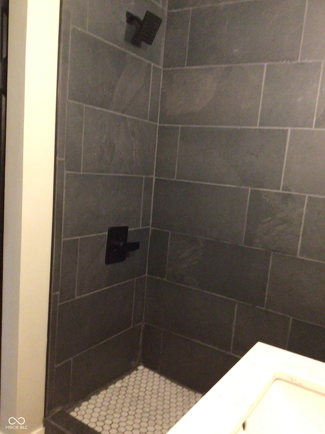 bathroom featuring tiled shower