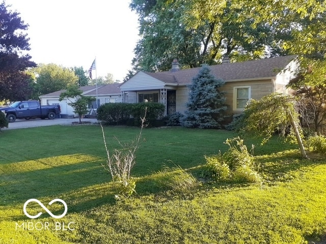 ranch-style house featuring a front yard