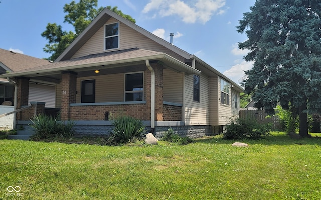 view of front of property featuring a front lawn