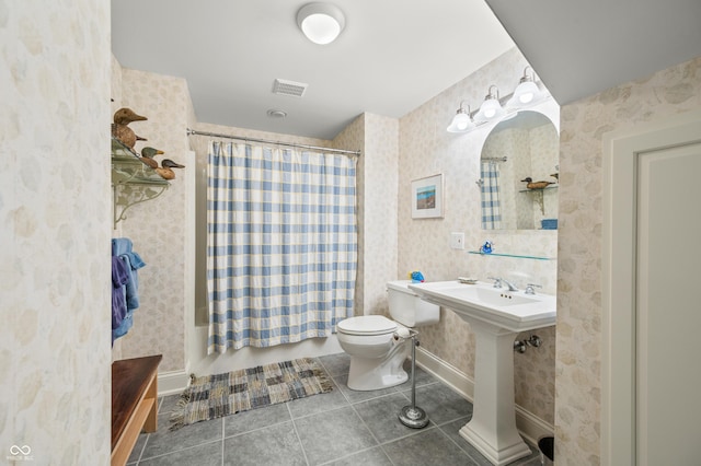 full bathroom featuring tile patterned flooring, visible vents, toilet, and wallpapered walls