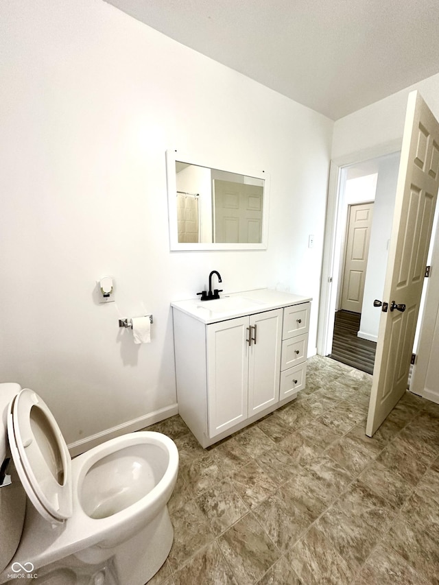 full bathroom featuring toilet, vanity, and a shower with curtain