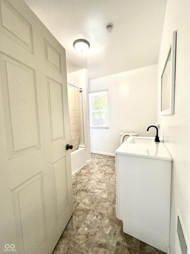 full bath with baseboards, visible vents, shower / tub combo with curtain, and vanity