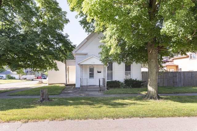 view of front of property featuring a front yard