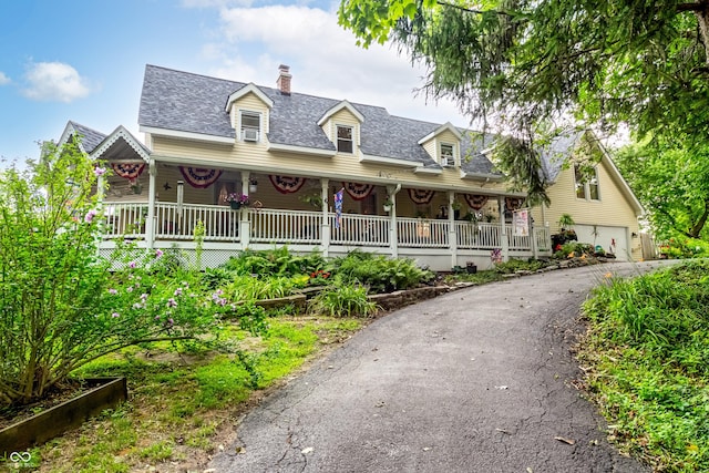 new england style home featuring a porch