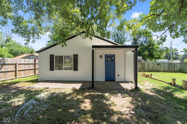 view of front of home featuring a patio and a front lawn