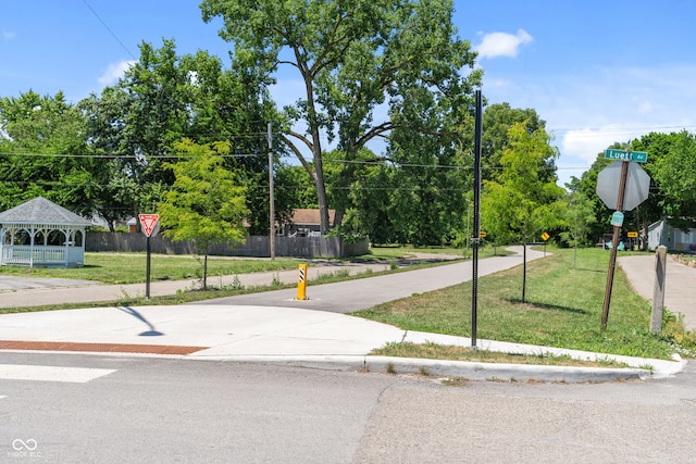 view of front of home featuring a front yard