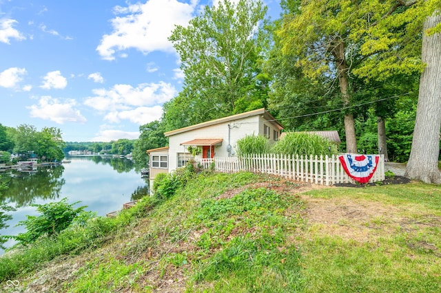 view of yard featuring a water view