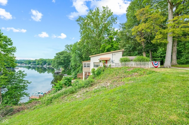 view of yard featuring a water view